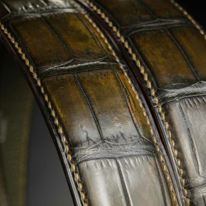 ceinture en alligator kaki patinée, intérieur kaki et boucle Delta 3