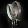 ceinture en autruche gris métal, intérieur gris et boucle Alpha 1