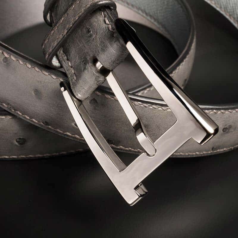 ceinture en autruche gris métal, intérieur gris et boucle Alpha 3