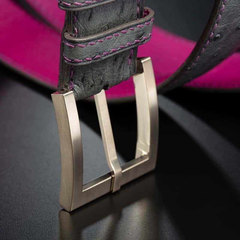 ceinture en autruche grise, intérieur fuchsia et boucle Square 2