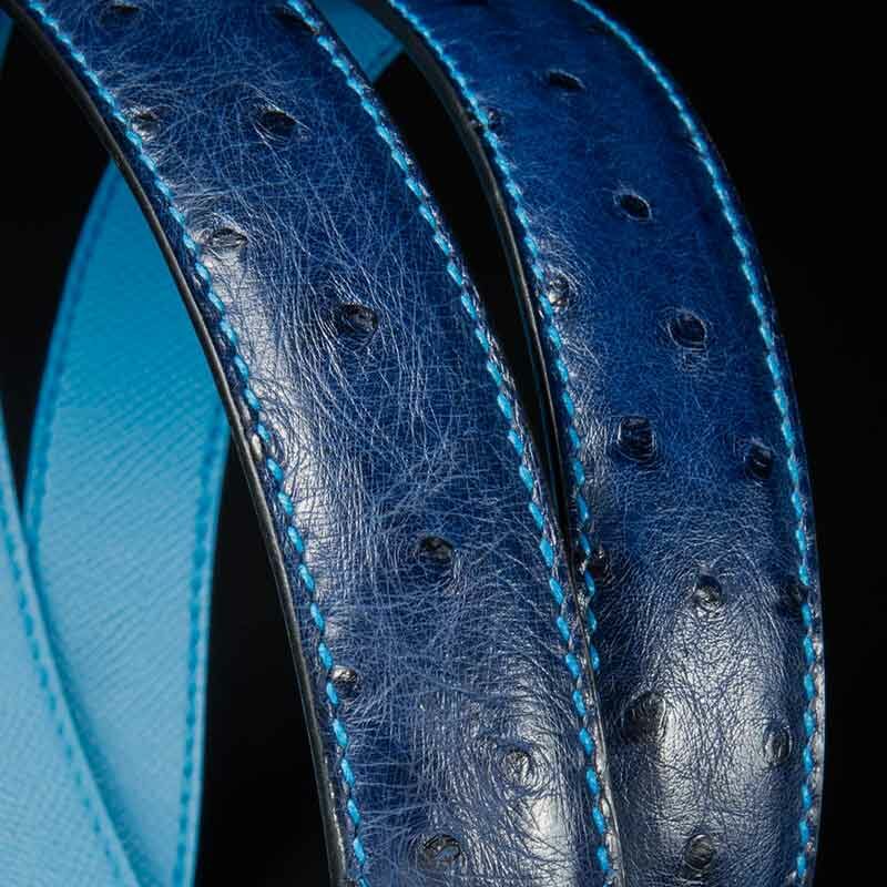 ceinture en autruche marine, intérieur bleu azur et boucle Delta 3