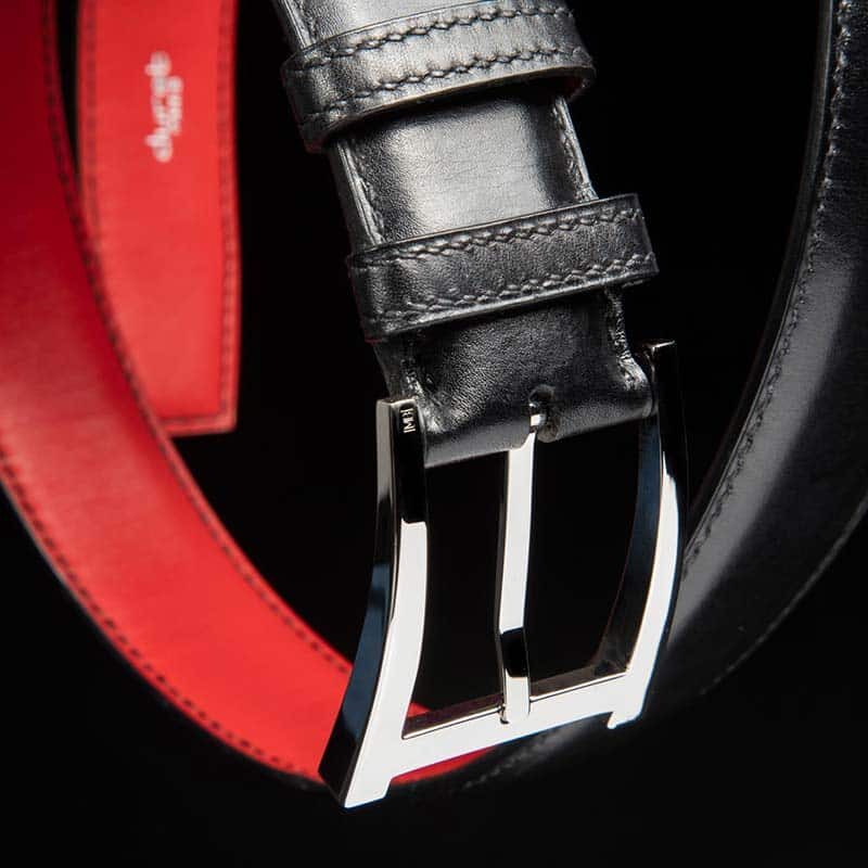 ceinture en box noir et intèrieur rouge avec boucle alpha 4