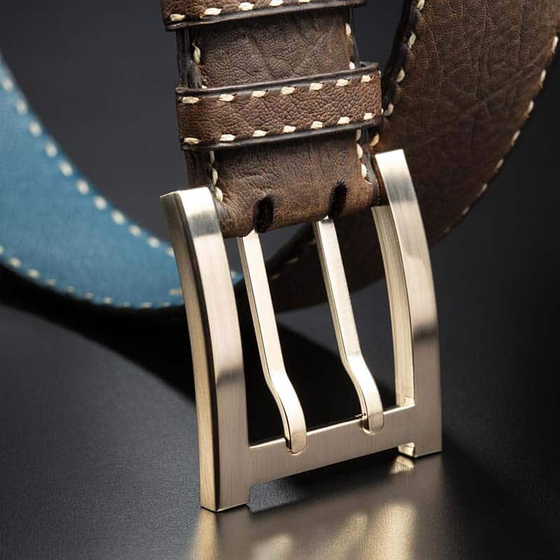 ceinture en buffle du Japon chocolat patinée, intérieur pétrole et boucle militaire 3