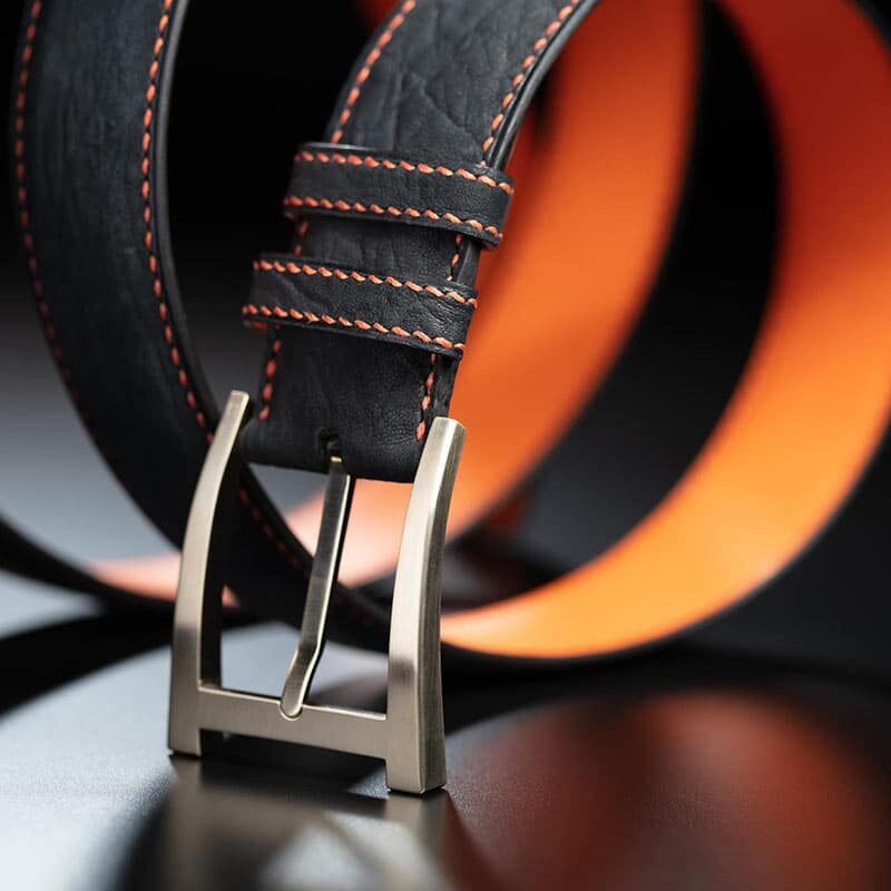 ceinture en buffle du japon noir, intérieur orange et boucle Alpha 4