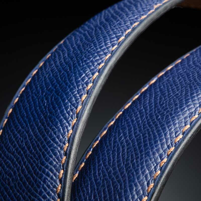 ceinture en calf grainé bleu nuit, intérieur gold et boucle Alpha 4