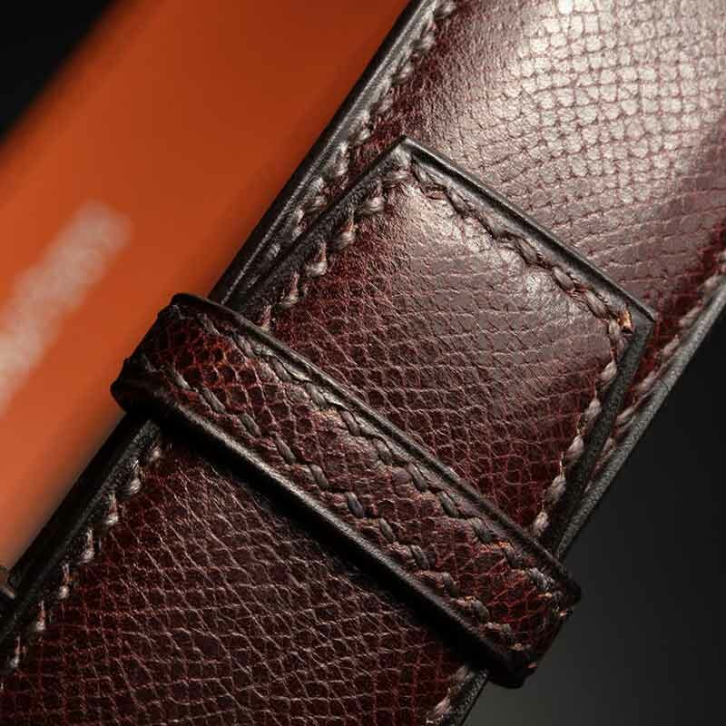 ceinture en calf grainé, intérieur orange et boucle Alpha 3