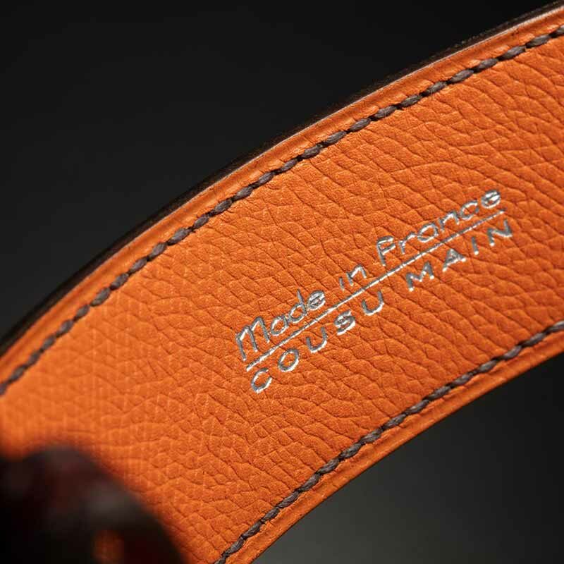 ceinture en calf grainé, intérieur orange et boucle Alpha 4