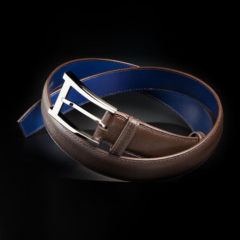 ceinture en calf grainé chocolat, intérieur bleu royal et boucle Alpha 2