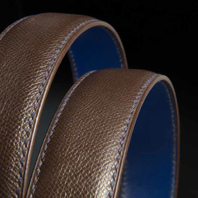 ceinture en calf grainé chocolat, intérieur bleu royal et boucle Alpha 3