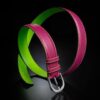 ceinture en calf grainé framboise, intérieur vert fluo et boucle Omega 1
