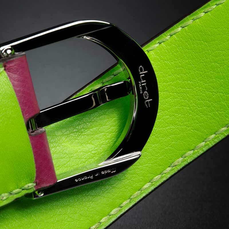 ceinture en calf grainé framboise, intérieur vert fluo et boucle Omega 2