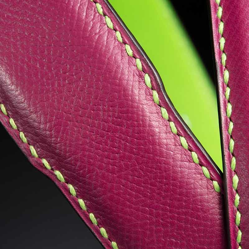 ceinture en calf grainé framboise, intérieur vert fluo et boucle Omega 4