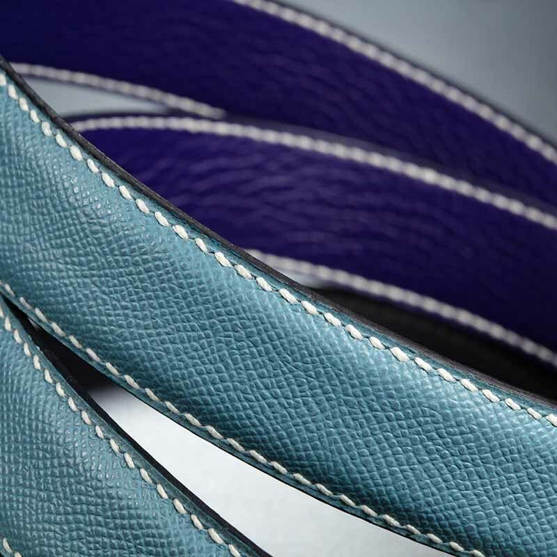 ceinture en calf grainé gris-bleu, intérieur violet et boucle Zed 4