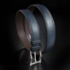 ceinture en calf grainé marine, intérieur marron et boucle Alpha 1