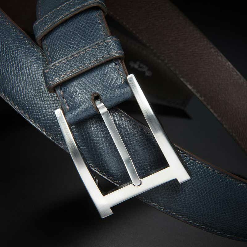 ceinture en calf grainé marine, intérieur marron et boucle Alpha 3