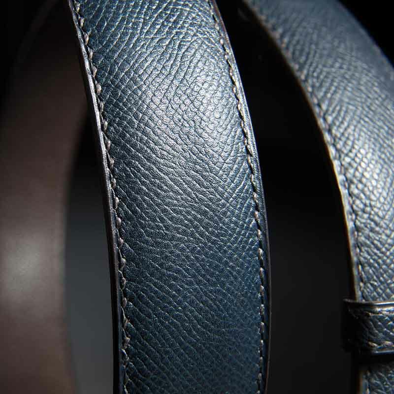 ceinture en calf grainé marine, intérieur marron et boucle Alpha 4