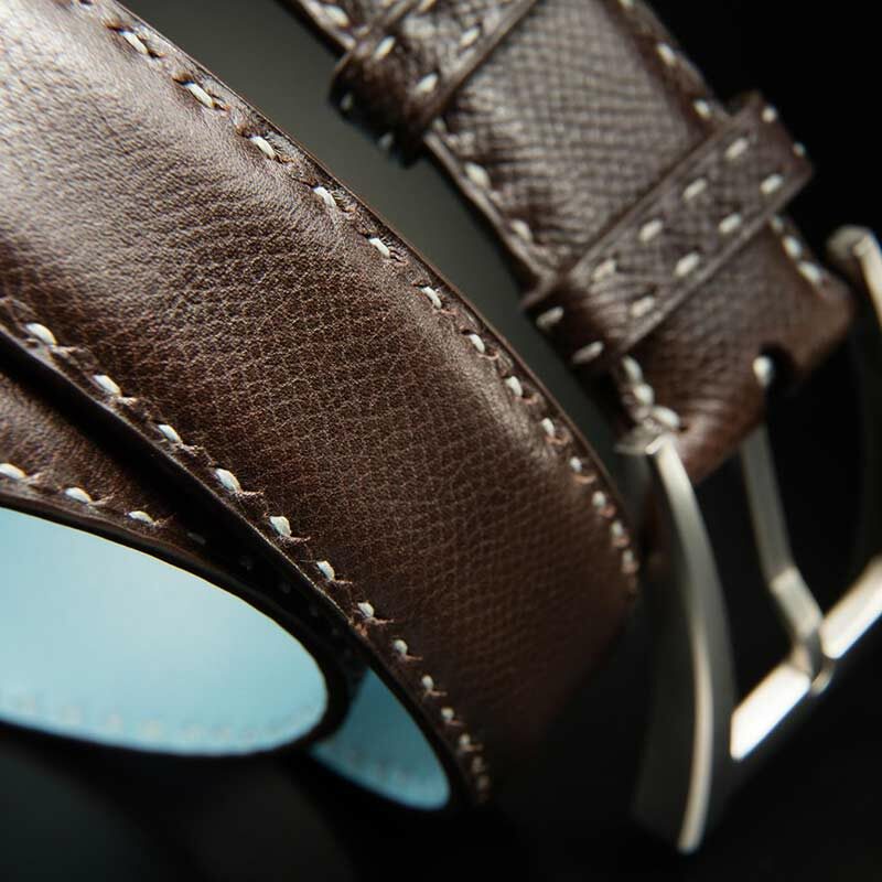 ceinture en calf grainé marron foncé, intérieur jean et boucle Alpha 3