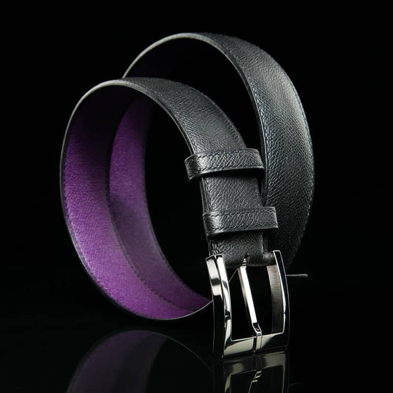 ceinture en calf grainé noir, intérieur violet et boucle Square 1