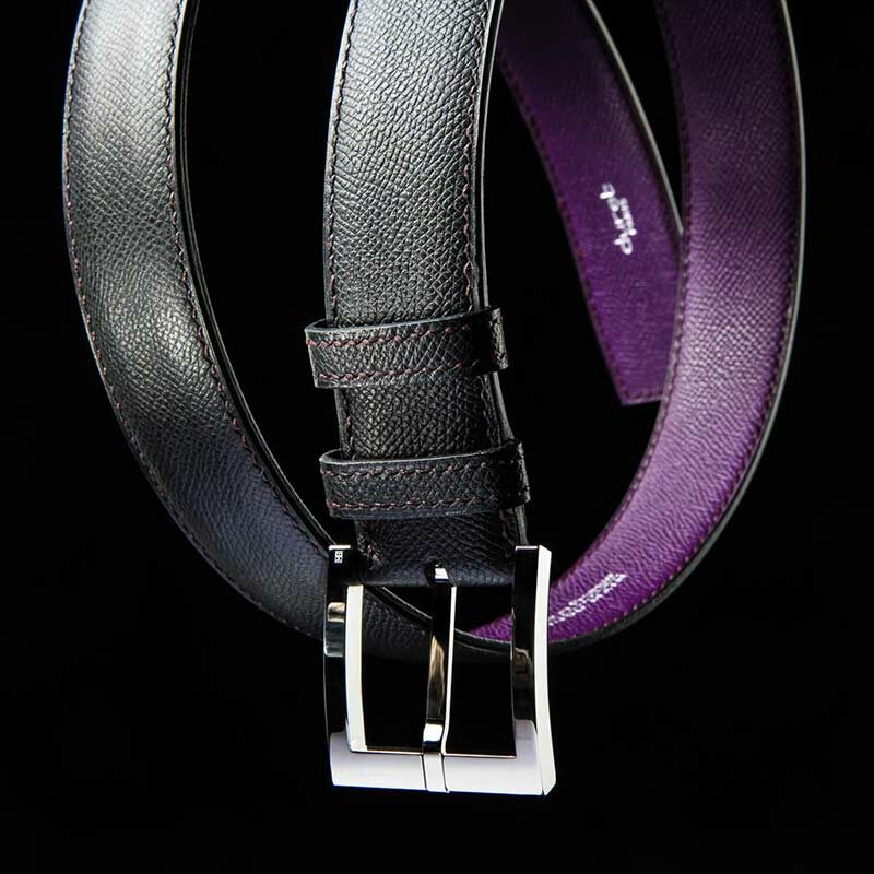 ceinture en calf grainé noir, intérieur violet et boucle Square 2