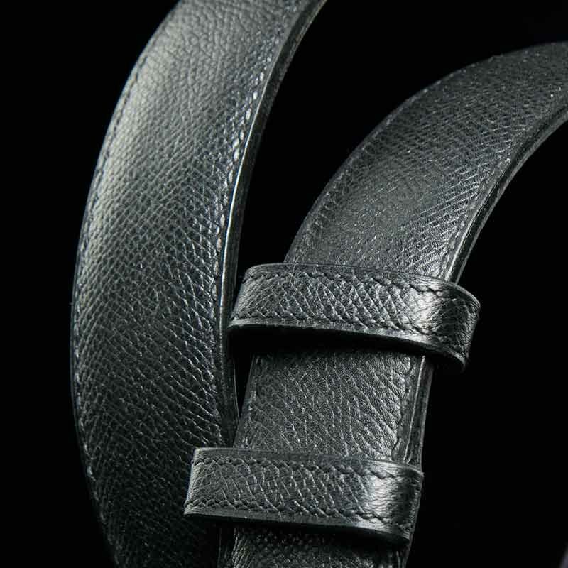 ceinture en calf grainé noir, intérieur violet et boucle Square 2