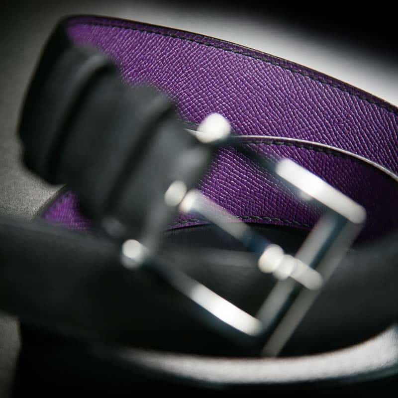 ceinture en calf grainé noir, intérieur violet et boucle Square 4