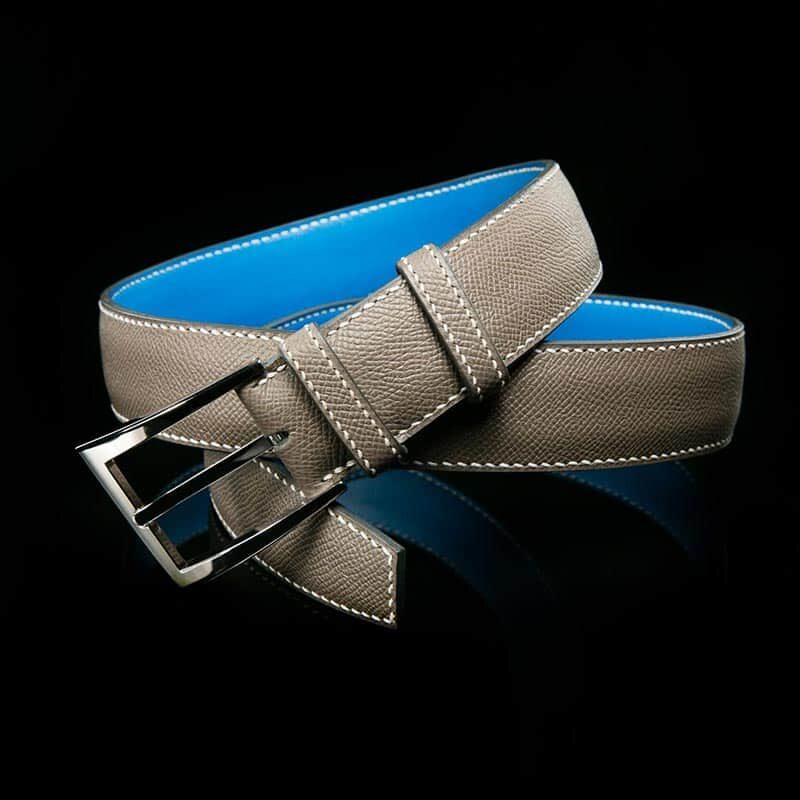 ceinture en calf grainé taupe, intérieur azur et boucle Delta 2