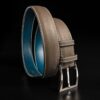 ceinture en calf grainé taupe, intérieur pétrole et boucle Delta 1