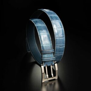 ceinture en crocodile bleu jean mate, intérieur bleu marine et boucle militaire 1