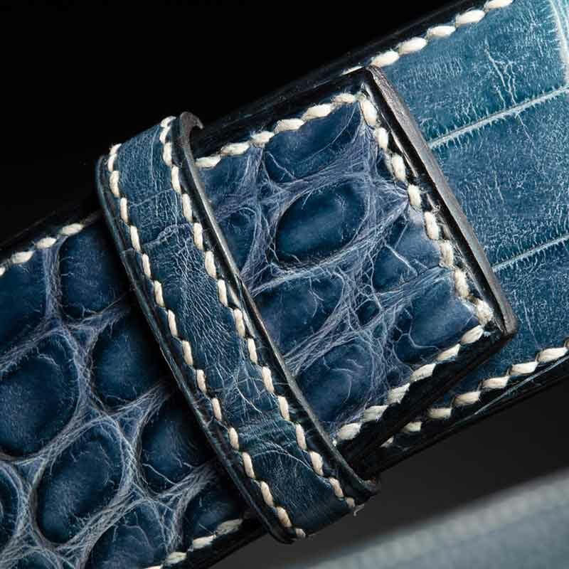ceinture en crocodile bleu jean mate, intérieur bleu marine et boucle militaire 3