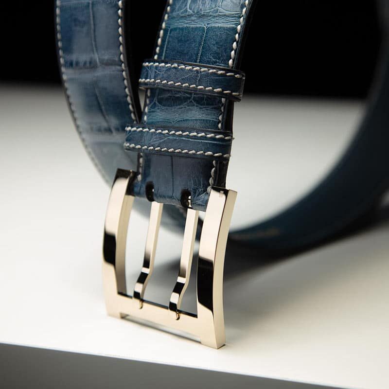 ceinture en crocodile bleu jean mate, intérieur bleu marine et boucle militaire 4