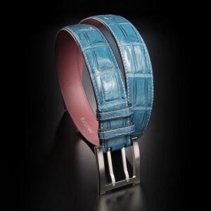 ceinture en crocodile bleu jean satinée, intérieur couleur bonbon et boucle militaire 1