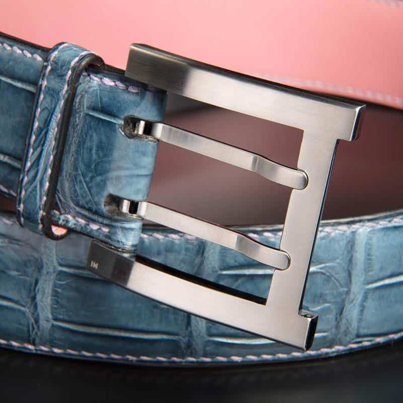 ceinture en crocodile bleu jean satinée, intérieur couleur bonbon et boucle militaire 3