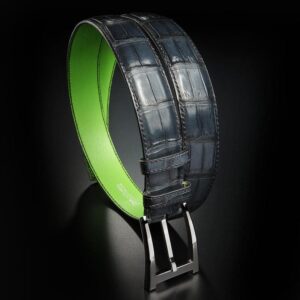 ceinture en crocodile bleu nuit patinée, intérieur vert fluo et boucle Alpha 1