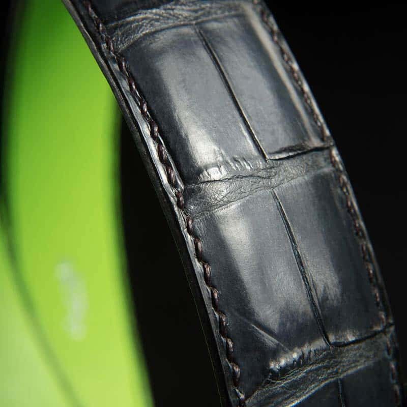 ceinture en crocodile bleu nuit patinée, intérieur vert fluo et boucle Alpha 4