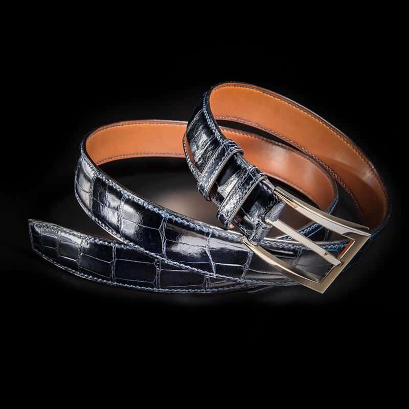ceinture en crocodile bleu nuit satinée, intérieur gold et boucle Delta 2