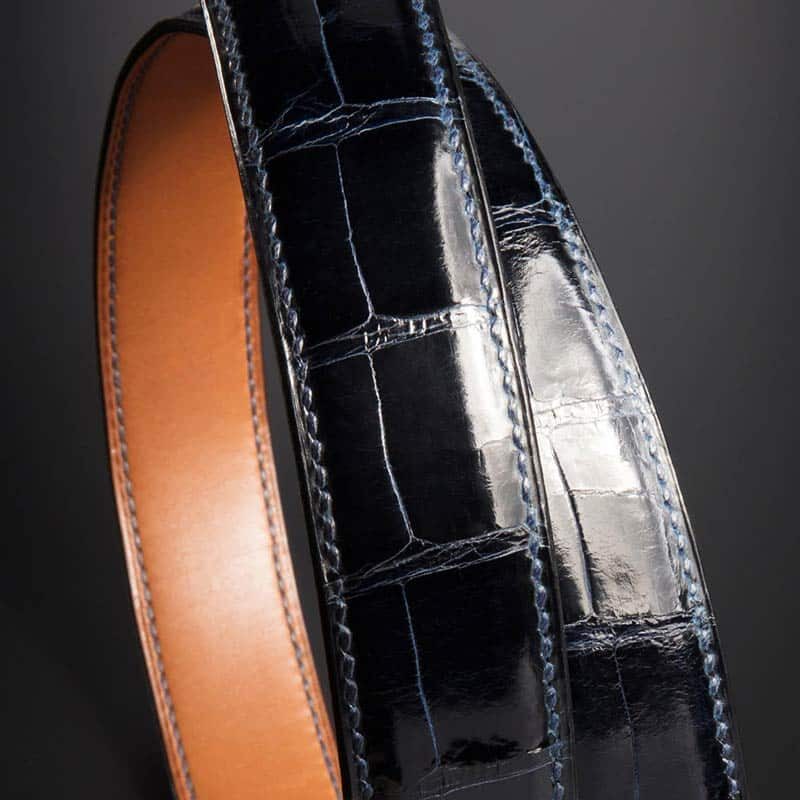 ceinture en crocodile bleu nuit satinée, intérieur gold et boucle Delta 4