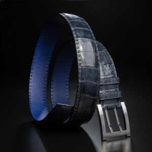 ceinture en crocodile bleu patinée, intérieur bleu vif et boucle militaire 1