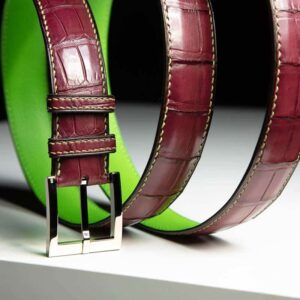 ceinture en crocodile cerise mate, intérieur vert fluo et boucle Square 1