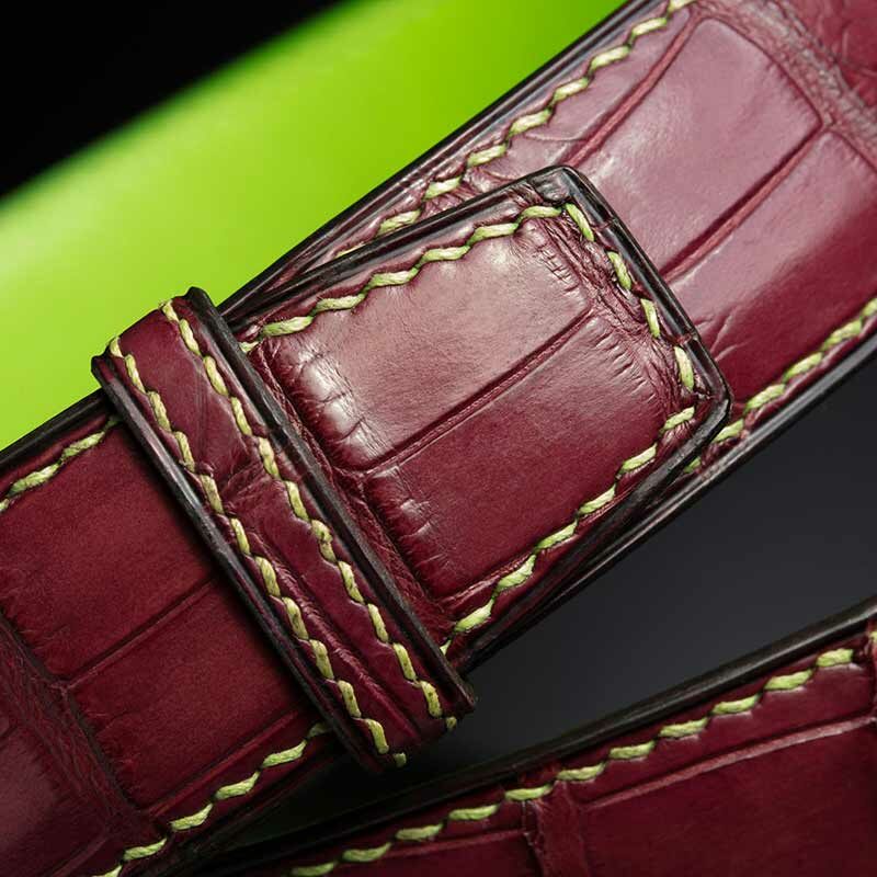 ceinture en crocodile cerise mate, intérieur vert fluo et boucle Square 4