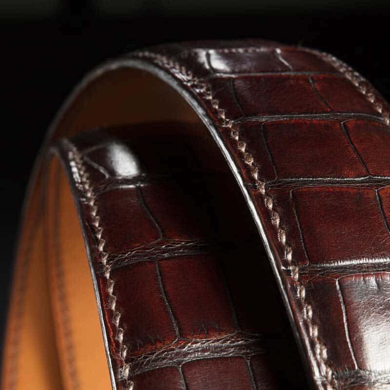ceinture en crocodile chocolat satinée, intérieur gold et boucle Alpha 3