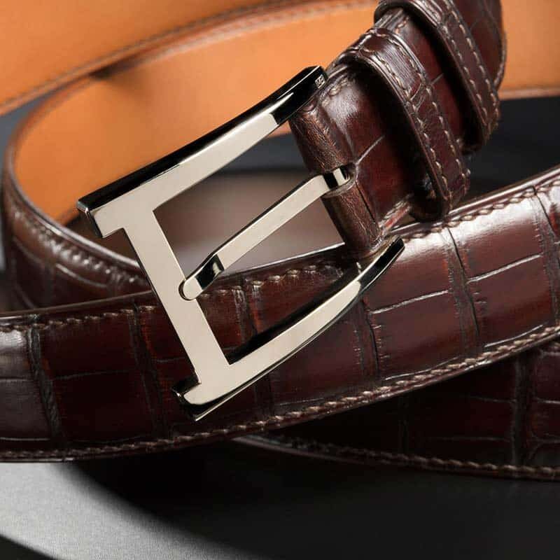 ceinture en crocodile chocolat satinée, intérieur gold et boucle Alpha 4