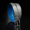 ceinture en crocodile gris clair, intérieur bleu indigo et boucle Alpha 1