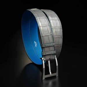 ceinture en crocodile gris clair, intérieur bleu indigo et boucle Alpha 1