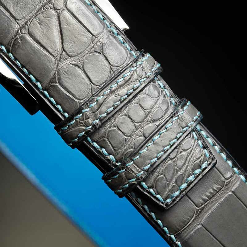ceinture en crocodile gris clair, intérieur bleu indigo et boucle Alpha 3