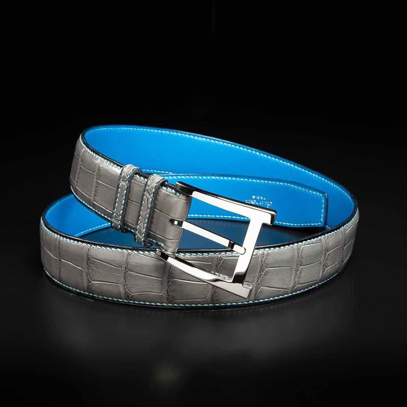 ceinture en crocodile gris clair, intérieur bleu indigo et boucle Alpha 4