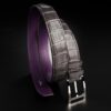 ceinture en crocodile gris patinée, intérieur violet et boucle Alpha 1