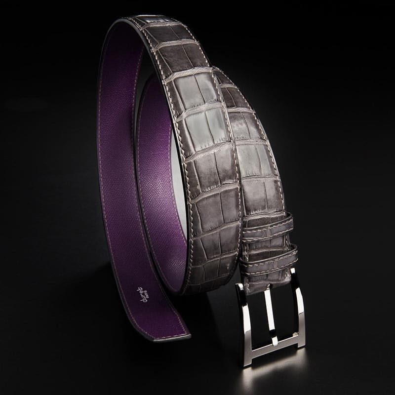 ceinture en crocodile gris patinée, intérieur violet et boucle Alpha 1