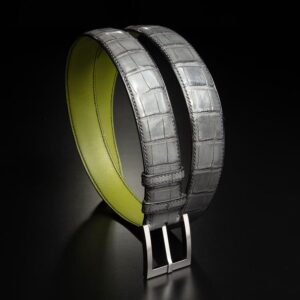 ceinture en crocodile gri, intérieur vert et boucle Square 1
