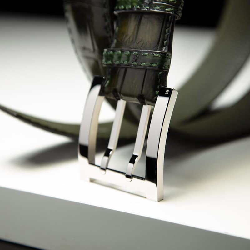 ceinture en crocodile kaki patinée, intérieur vert-olive et boucle militaire 4