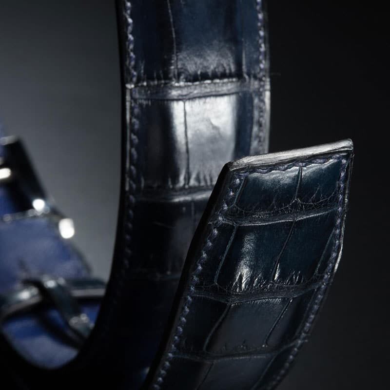 ceinture en crocodile marine mate, intérieur bleu et boucle Alpha 3